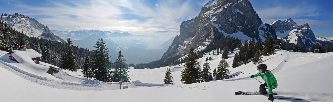 Skifahrer mit dem grossen Mythen im Hintergrund und Blick auf den Vierwaldstättersee
